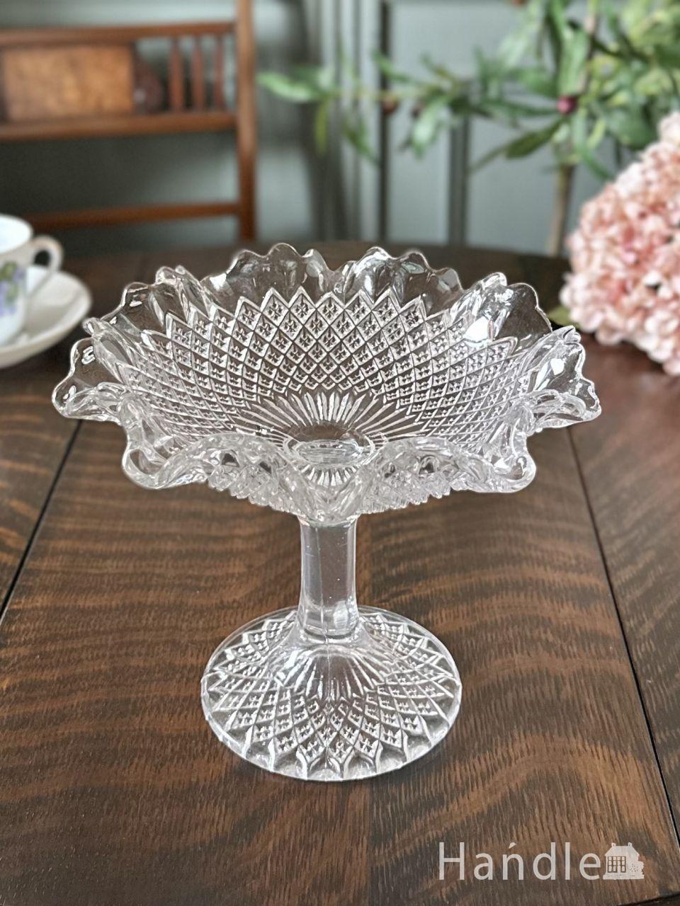 お花のようなデザインのガラスプレート、アンティークガラス食器(pg