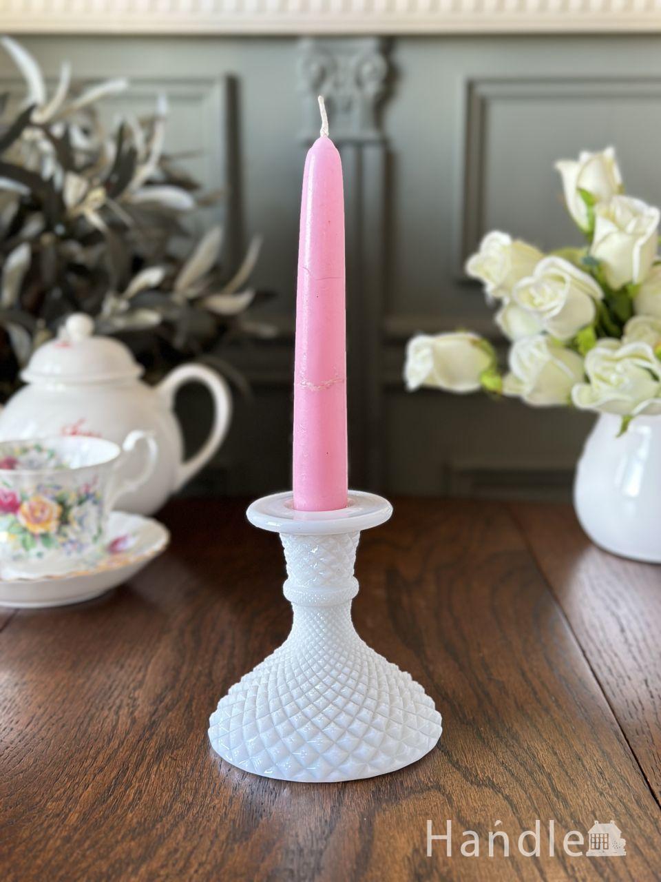 アンティークのミルクガラスの燭台、ダイヤモンドパターンのキャンドル