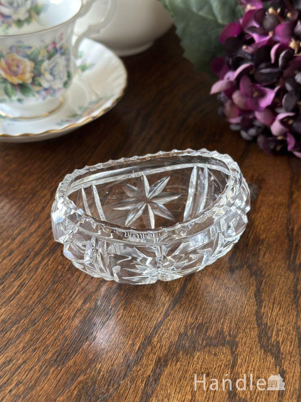 イギリスから届いたアンティークガラスの器、お花の模様が入った