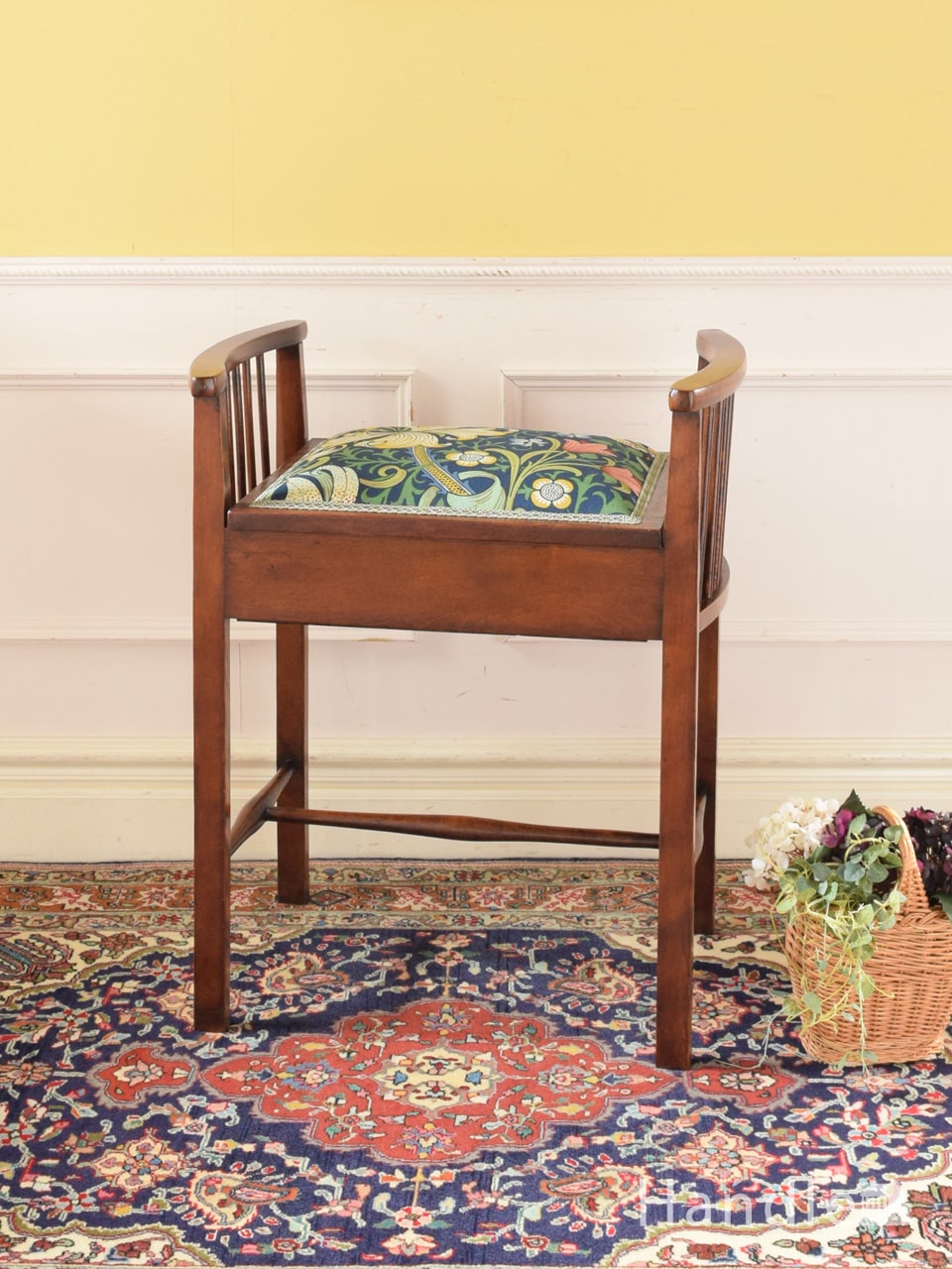 イギリスで見つけたアンティーク椅子、脚の装飾がカッコいいスツール(q