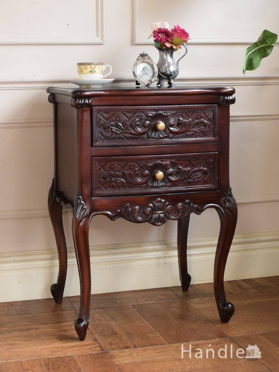 アンティーク風のおしゃれなサイドチェスト、優雅な猫足のスモール