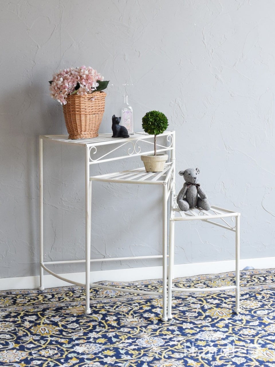 フランスアンティーク風の3段タイプの花台、収納出来ちゃう白い