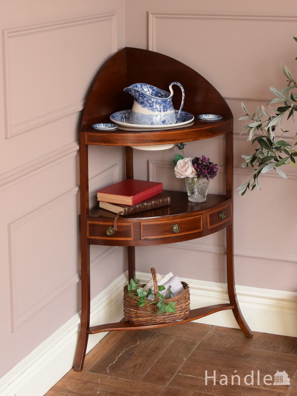 アンティークのキャビネット、アーチ型がお洒落なオープンシェルフ