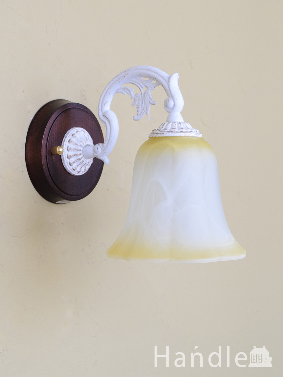 可愛いフリルのガラスシェードが付いたウォルナット材の可動式壁付け