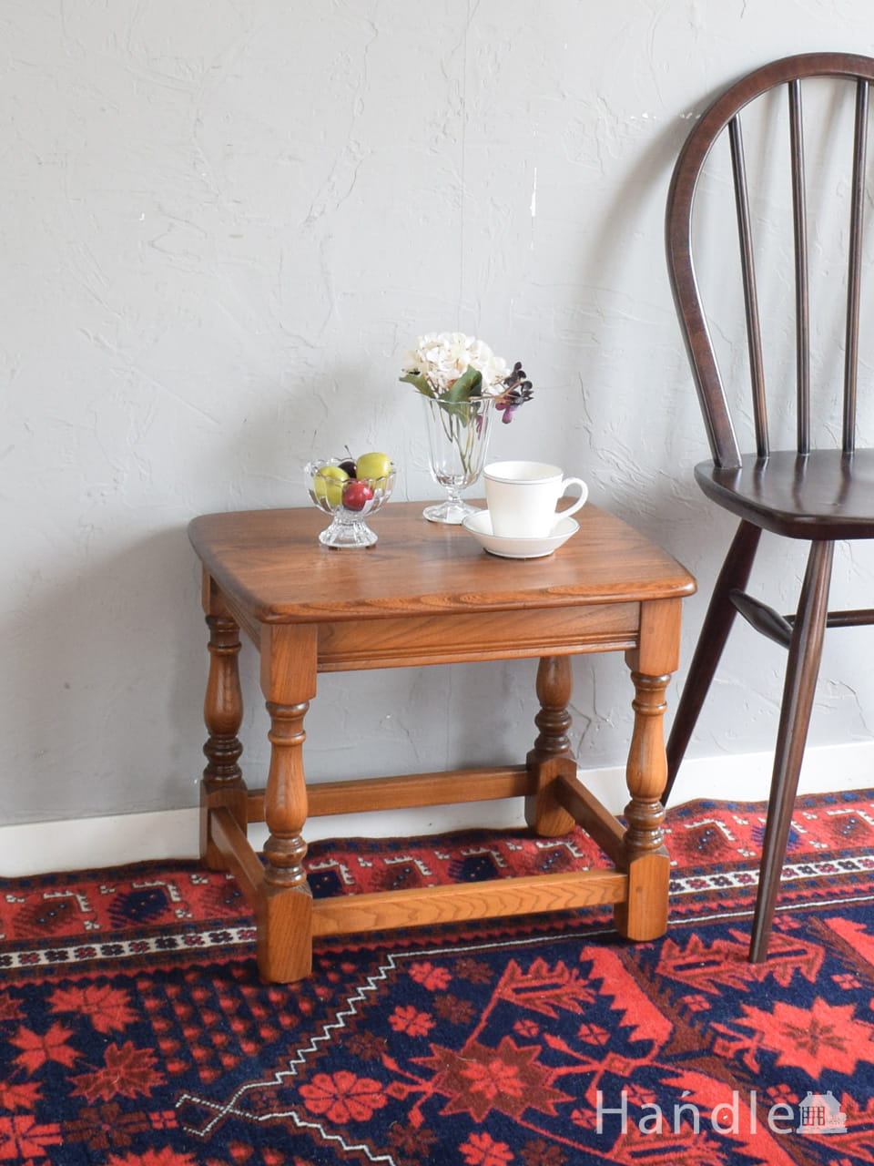 フランスから届いた猫脚のアンティークテーブル、市松模様がおしゃれな