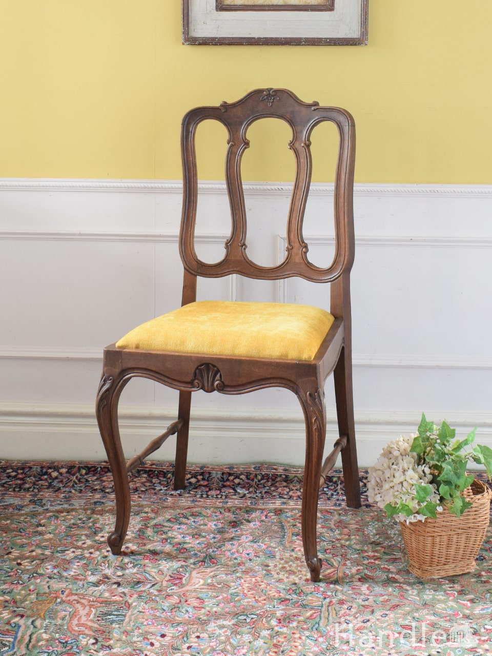 フランスのアンティークチェア、背もたれの彫りが華やかなダイニング