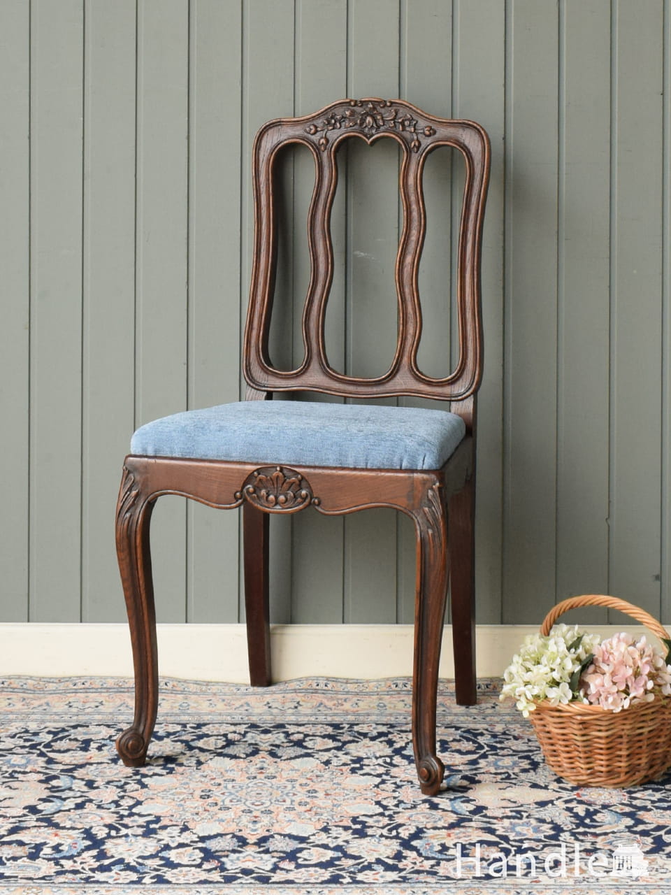 フランスのアンティークチェア、背もたれの彫りが華やかなダイニング