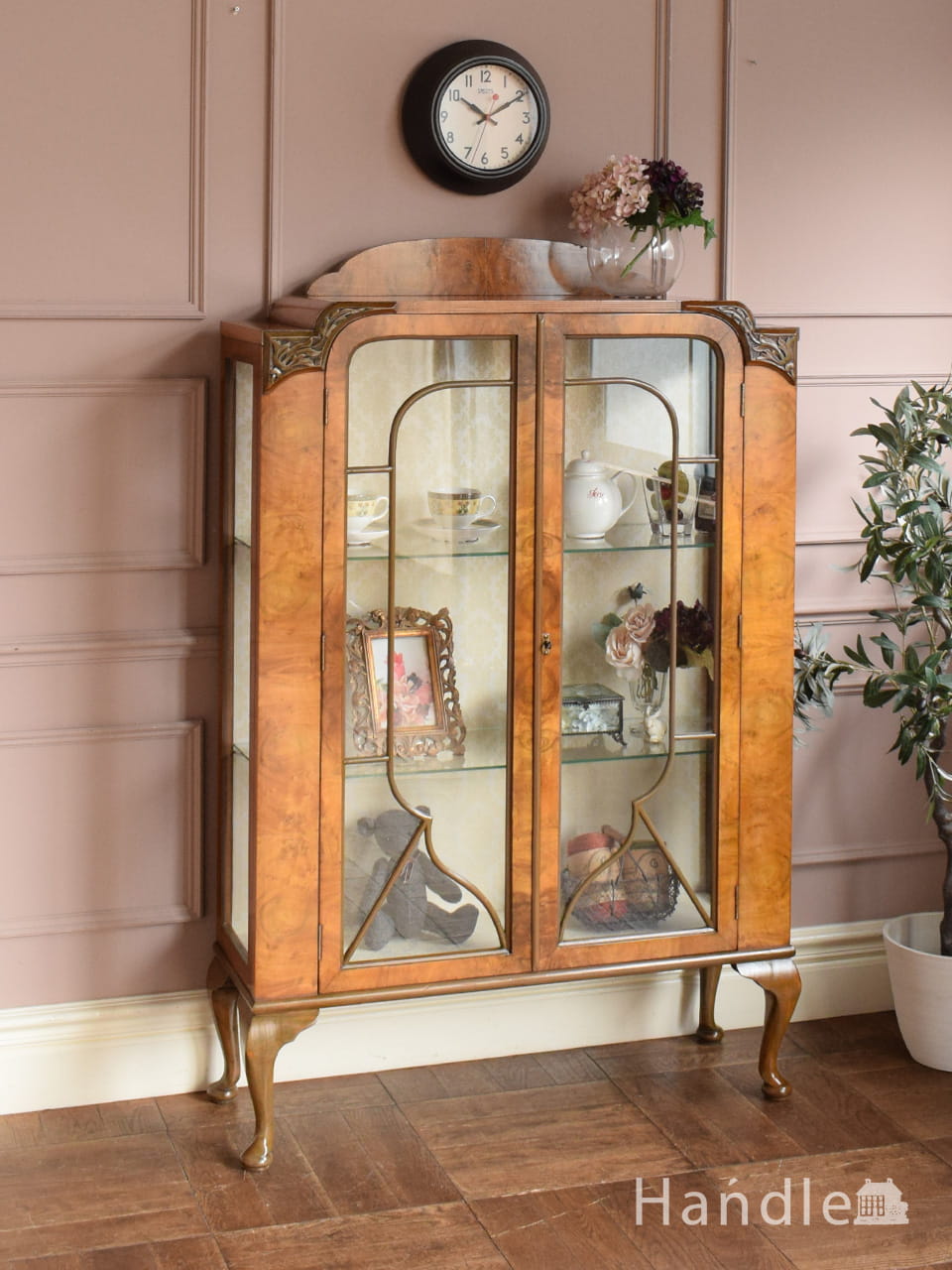 フランスアンティークのガラスキャビネット、優雅な猫脚の扉付き本棚(j