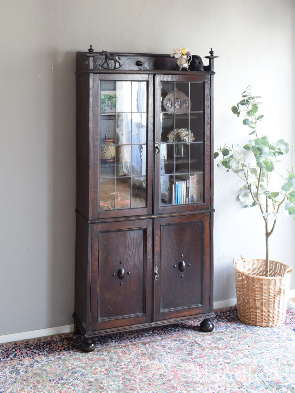 アンティークの壁付け家具、鍵が付いたガラス扉のウォールキャビネット