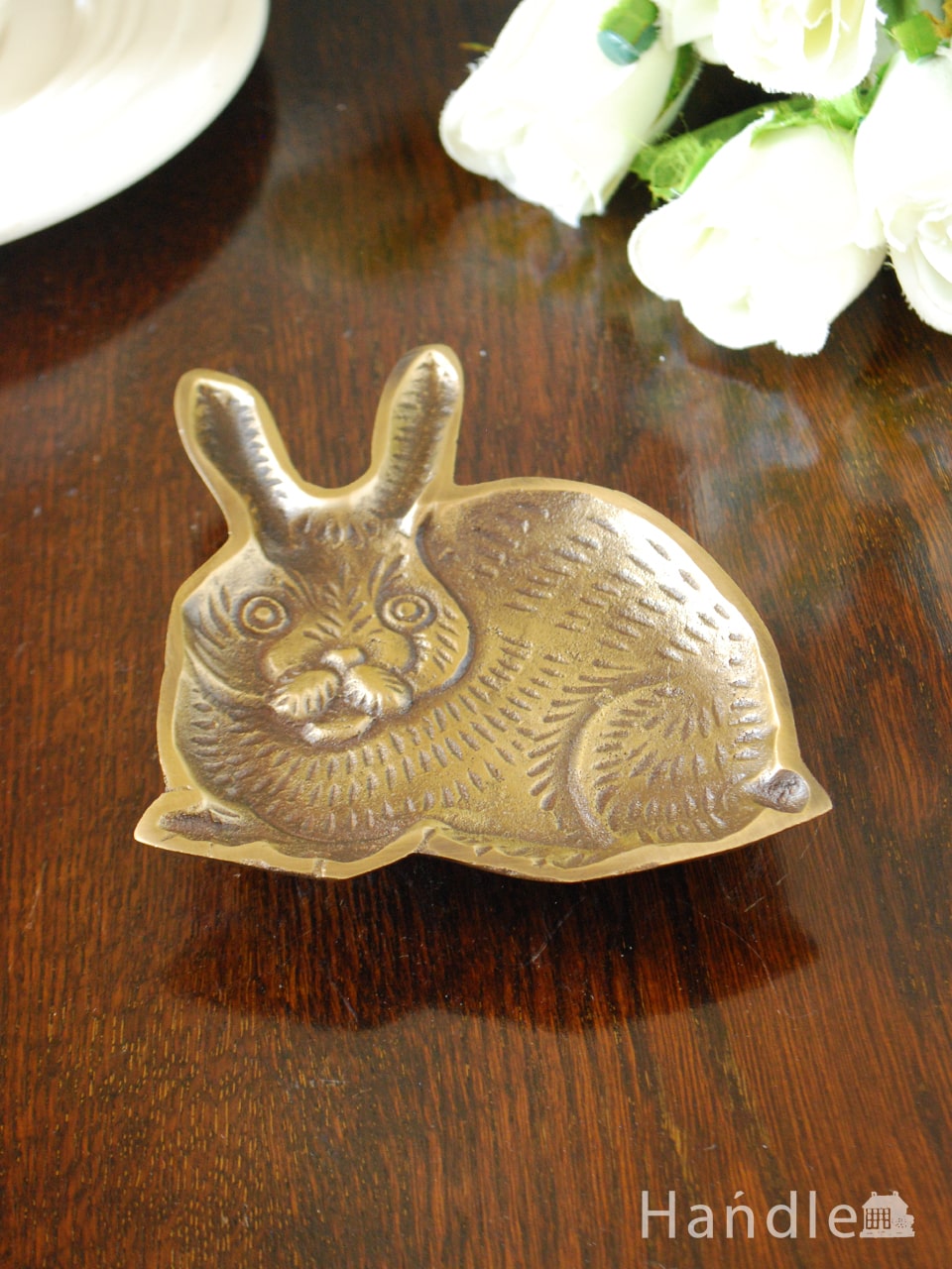 アンティーク調のおしゃれな雑貨、うさぎモチーフの真鍮製のトレイ