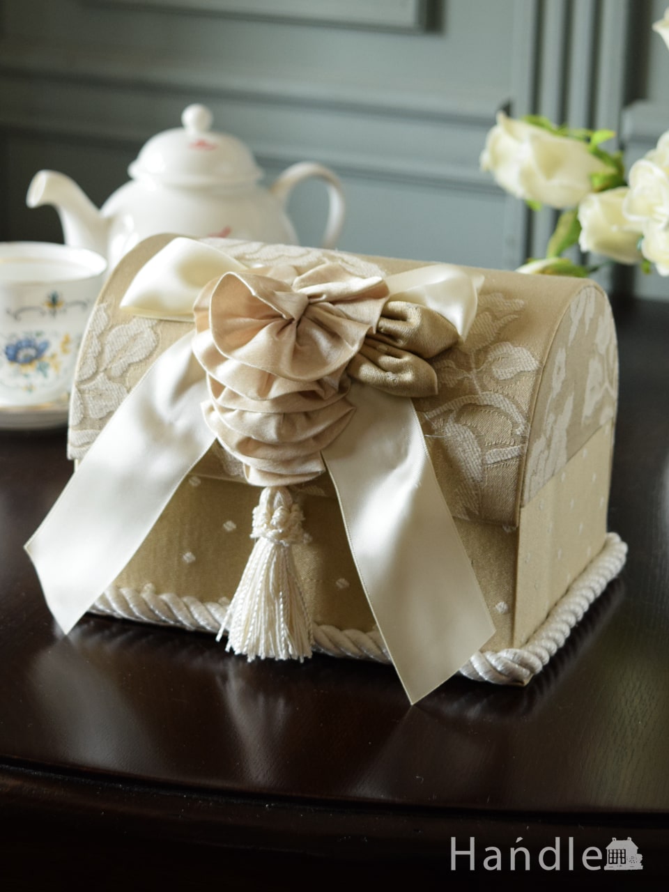 リボンがついたおしゃれなトランクボックス、ジェニファーテイラーの