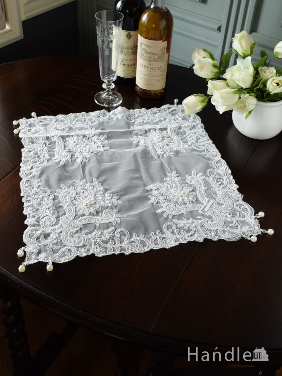 アンティーク調のおしゃれなレース、ビーズをあしらったお花の刺繍の