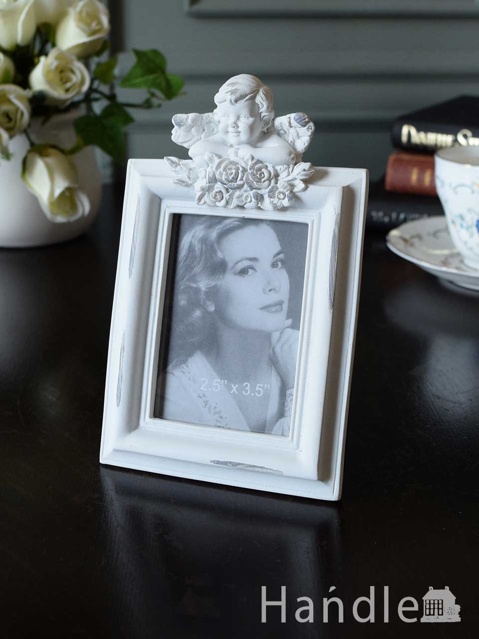 ロココ調のおしゃれなフォトフレーム、エンジェルがほほ笑む