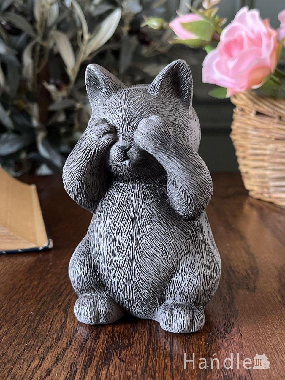 黒い猫ちゃんの可愛いオブジェ、目をおさえるしぐさが可愛い見ざる