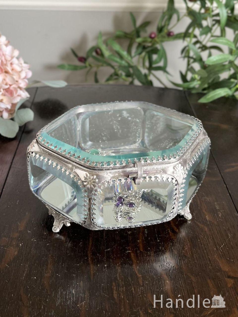 キラキラ輝く六角形のガラスの小物入れ、アンティーク調の美しい