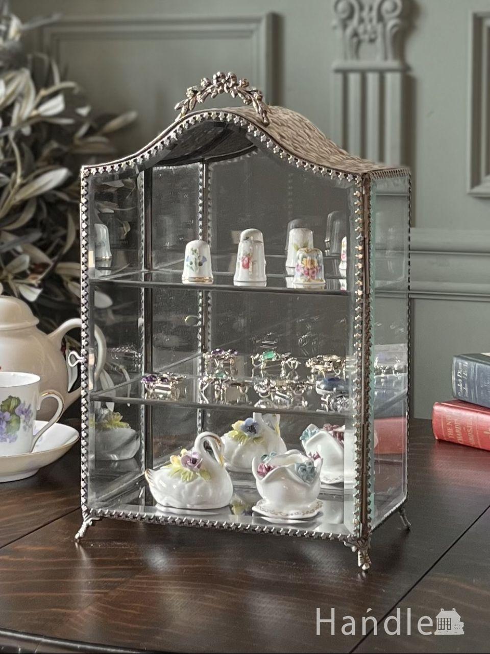 キラッキラに輝くガラスのシルバー色のショーケース、アンティーク調の