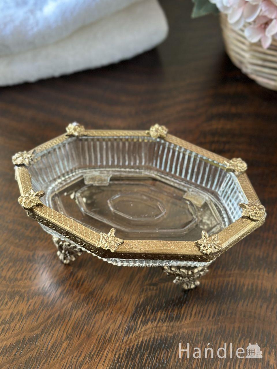 シノワズリーの雰囲気が漂う磁器ボックス、アンティーク風のおしゃれな