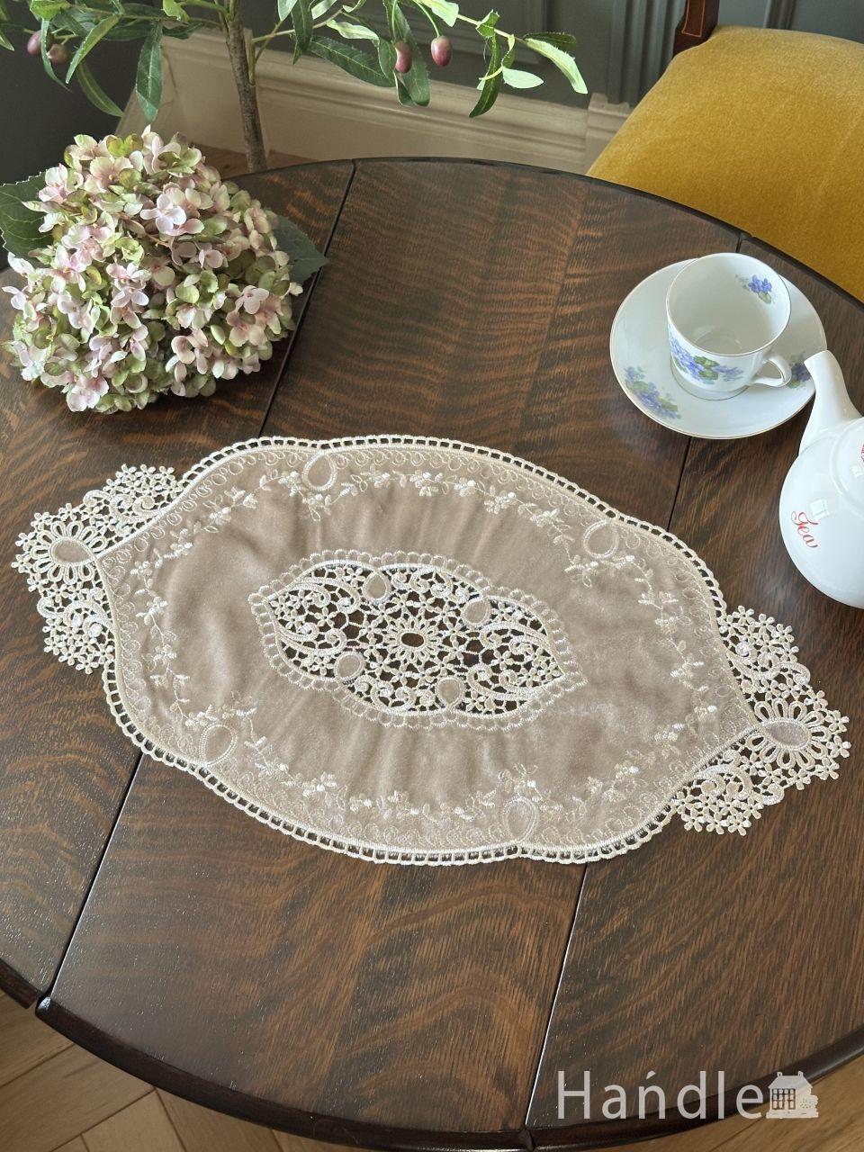 フレンチアンティーク調のテーブルクロス、華やかな刺繍のレース85✕85