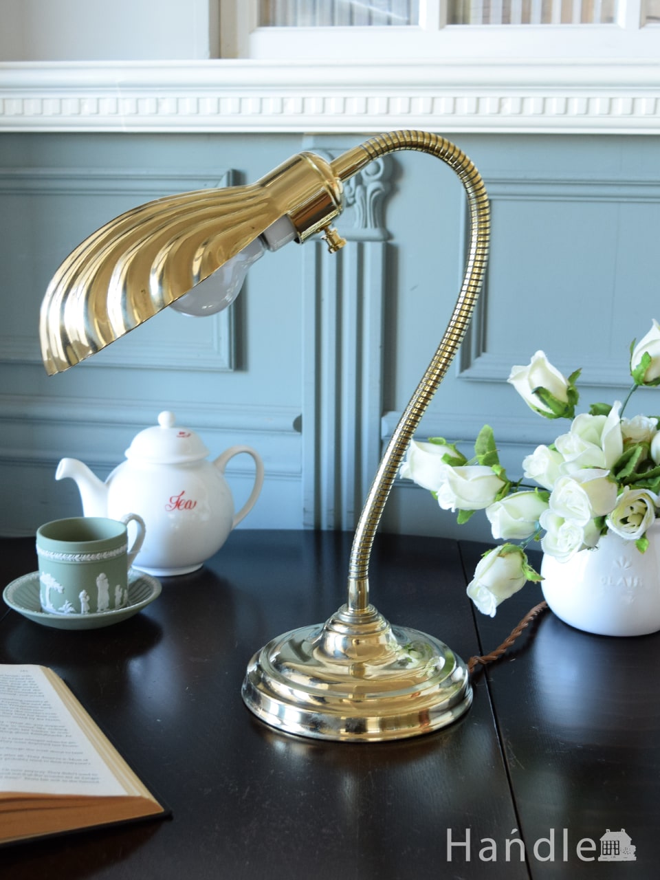 イギリスのアンティーク照明、 お花の形のガラスシェードが付いた