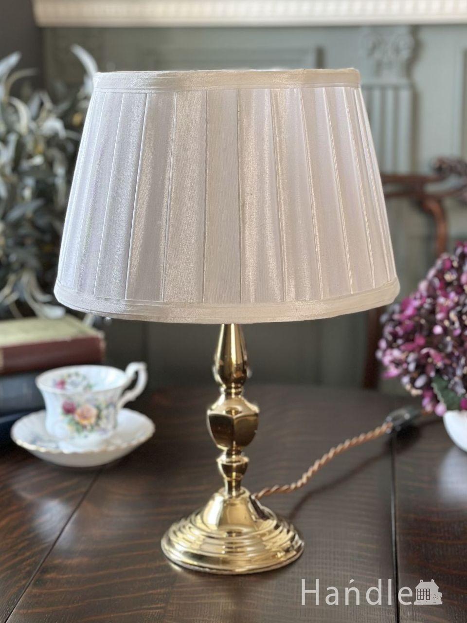 イギリスから届いた気軽に使えるアンティーク照明、落ち着いた色に輝く