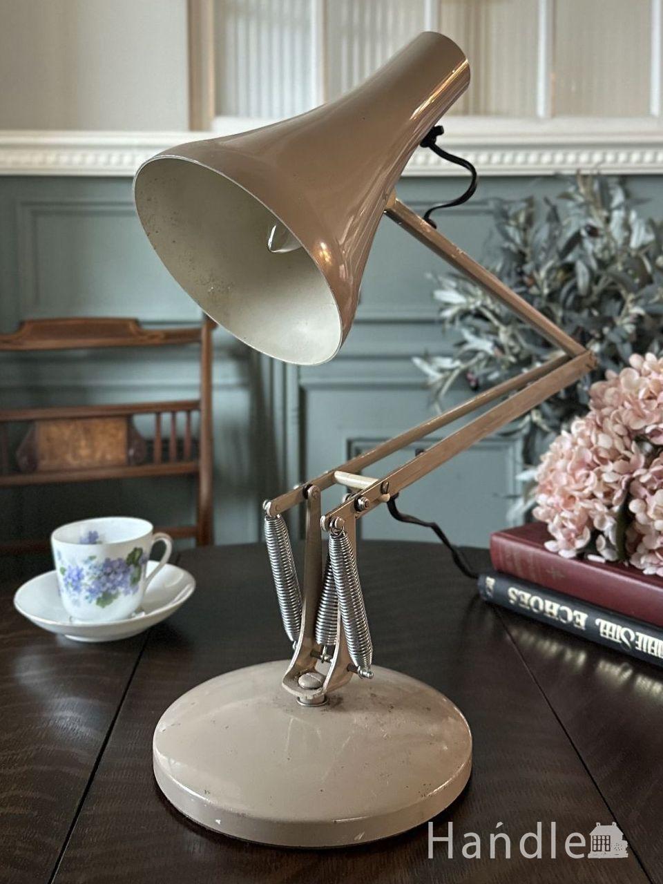 真鍮メッキで仕上げたデスクランプ、輝くガラスシェードのスタンド式