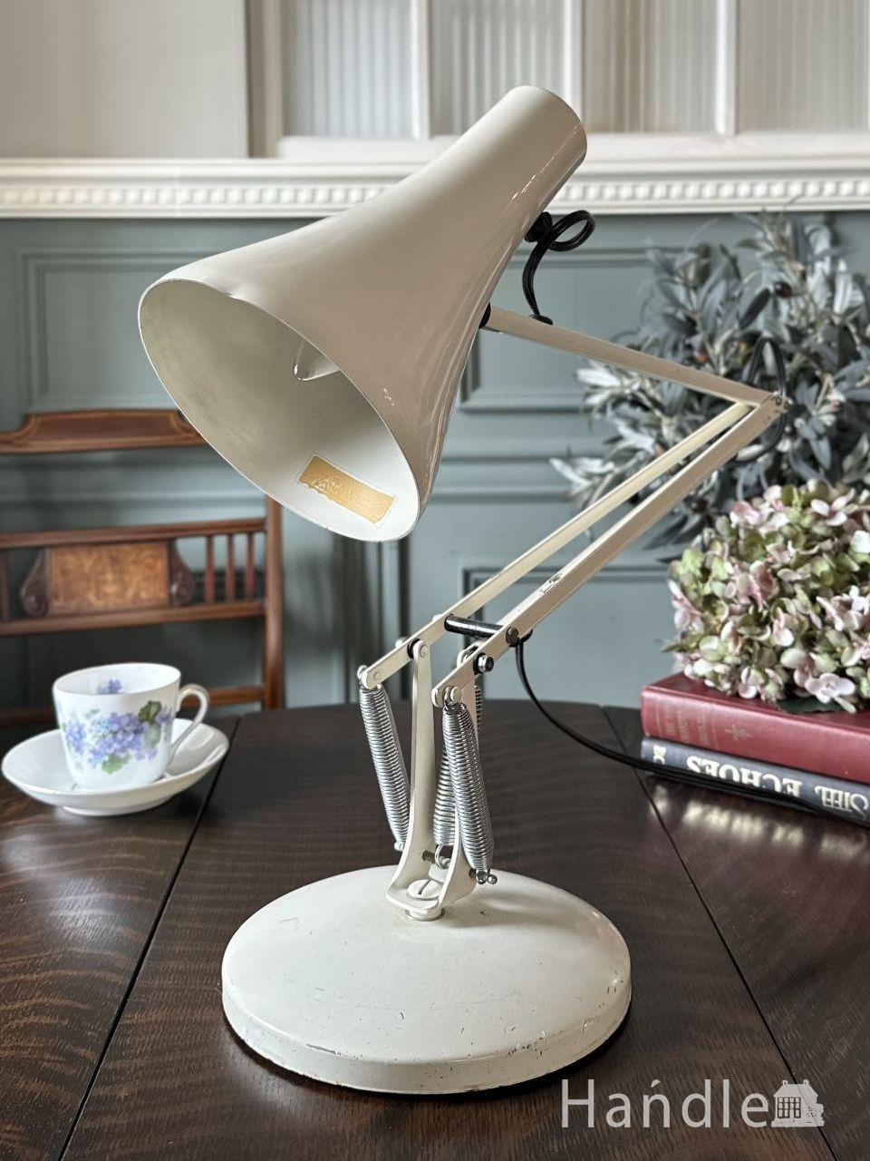 フランスらしいテーブルランプ、バラのシェードのアンティーク風ランプ