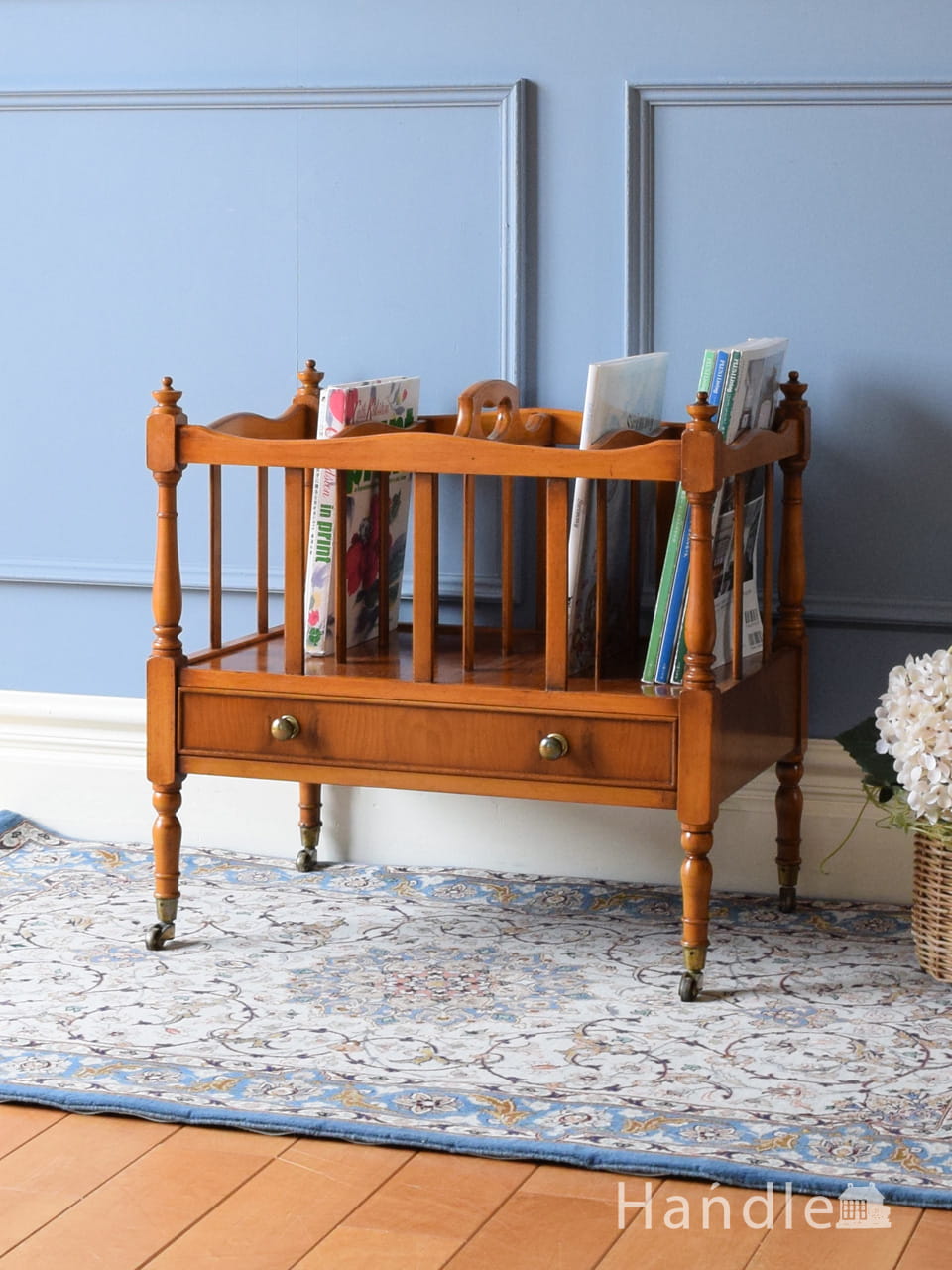 英国アンティークの家具、持ち運びが出来る木製のマガジンラック(m-787