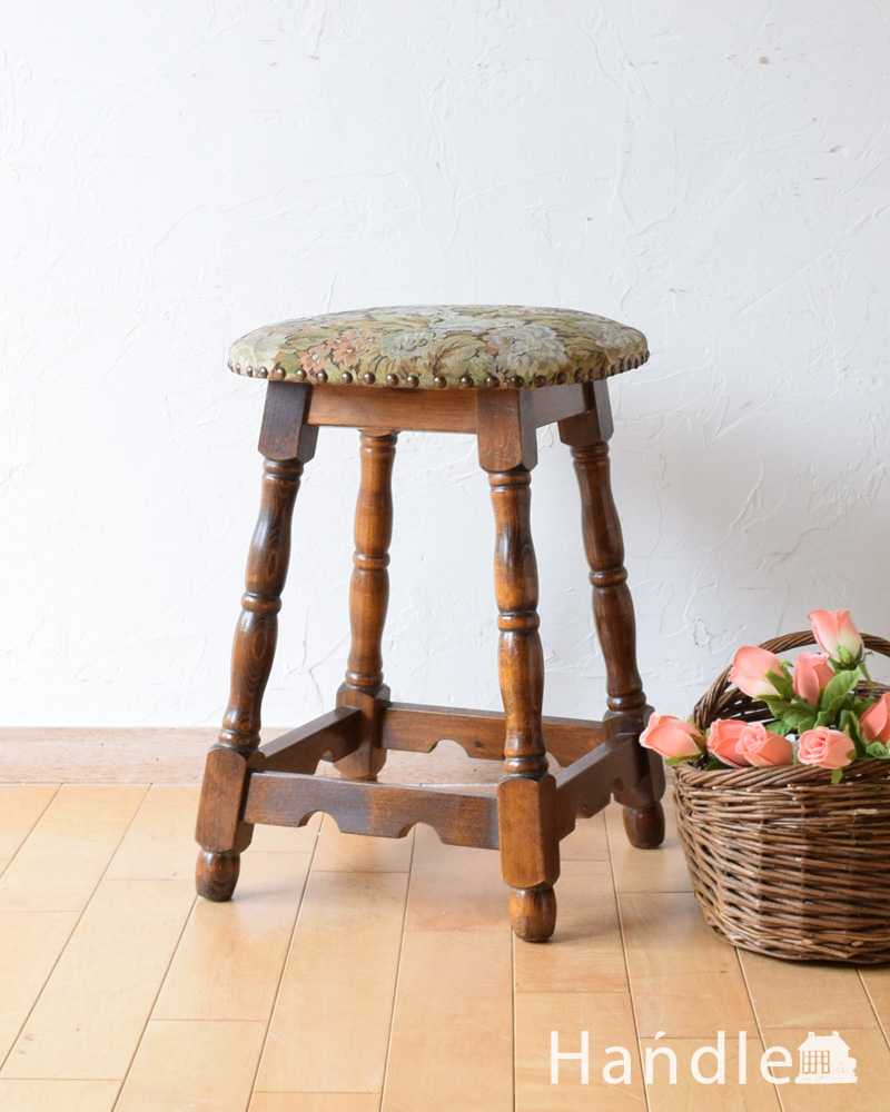 イギリスより到着した脚の彫りがお洒落なアンティークスツール