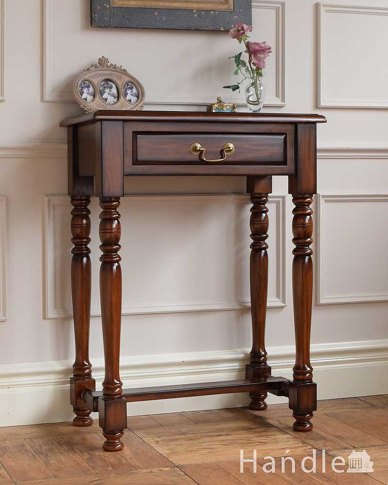 アンティーク風の家具、引き出し付きがついて便利なサイドチェスト(y