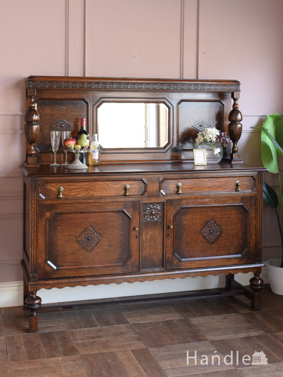 イギリスで見つけた優雅なアンティークの家具、貴族のお家で使われてい