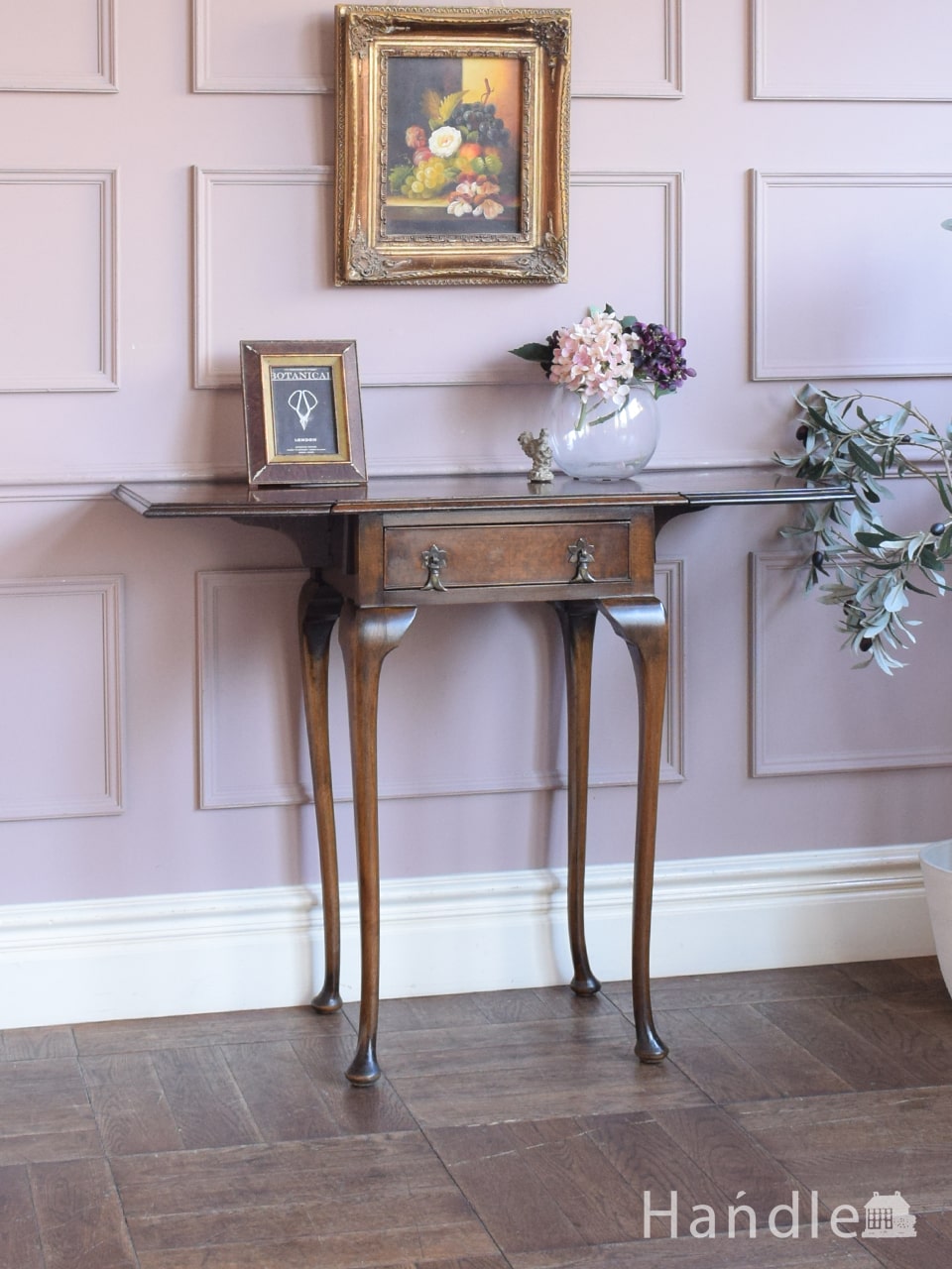 フランスアンティークの小ぶりなサイドチェスト、優雅な猫足のナイト