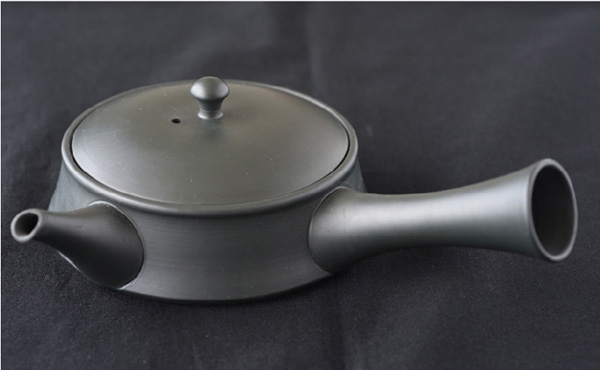 常滑焼 平型急須 「黒（緑泥）」 - 葉桐 | 公式サイト／静岡茶の通販