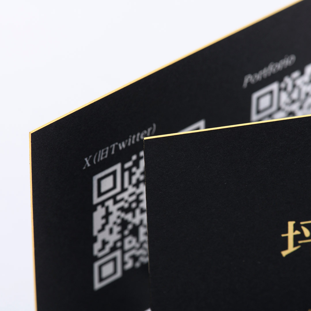 黒の名刺に天金加工で金を加工した、シンプルかつ大胆なデザインの名刺