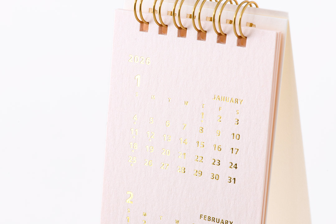名入れ卓上カレンダー「コーラル×シロ」2026 / 箔押し専門店 あさだ屋