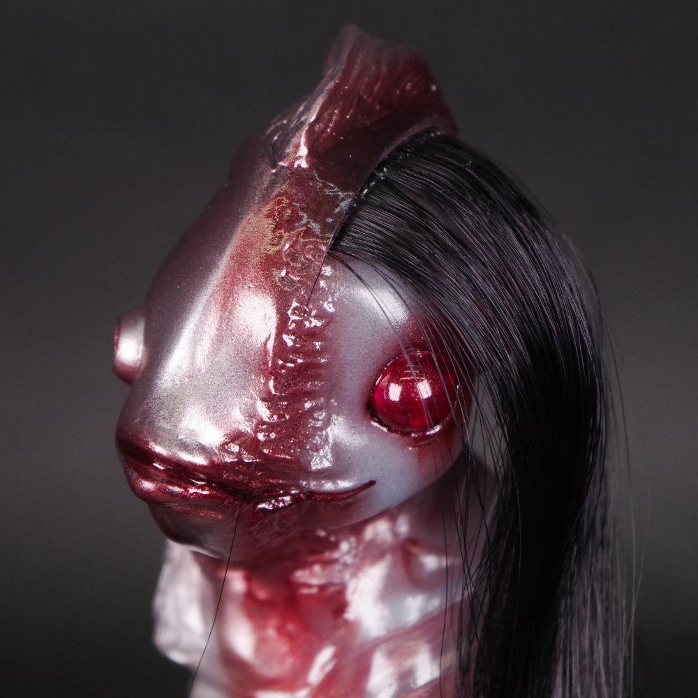 8月3日(水)18:00より抽選開始】不気味さに透けて見える可憐な儚さ