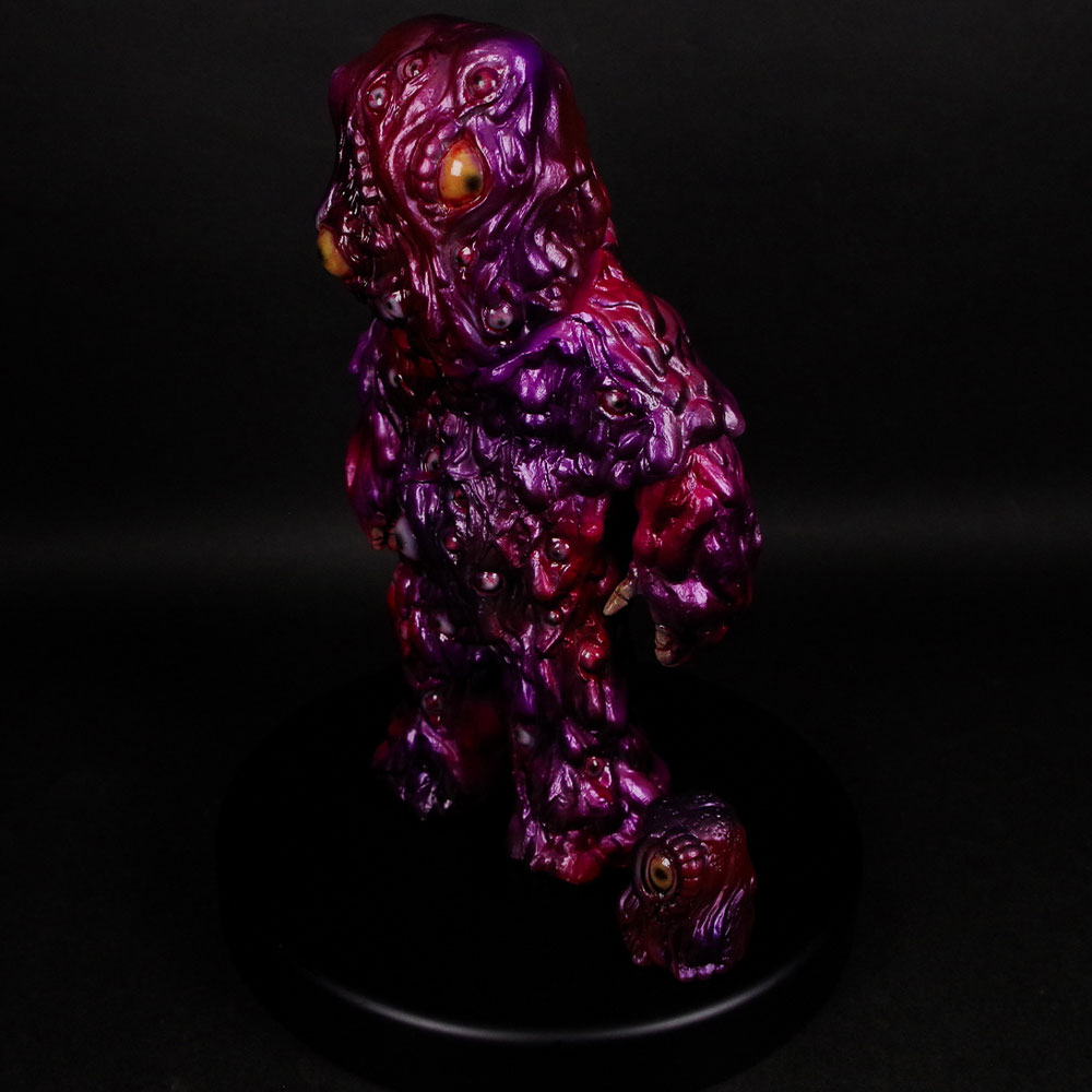 暗黒エンターテイメント発、溶解怪獣「ヒャクメドラ」が墓場の画廊に