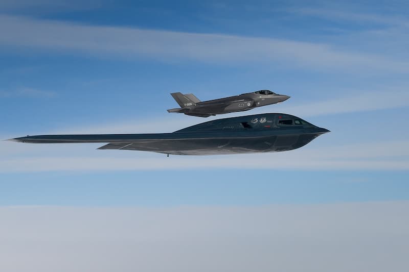 B-21レイダー：第6世代のステルスで全翼機の戦略爆撃機 | 写真で学ぶ