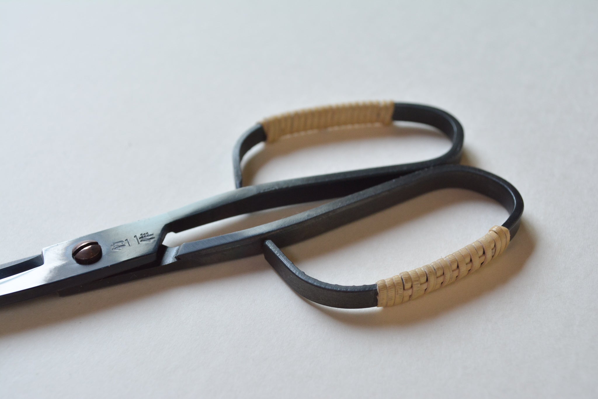 多鹿治夫鋏製作所 竹二作 B-5 black 籐巻 – 履物関づか 岩倉AA Online