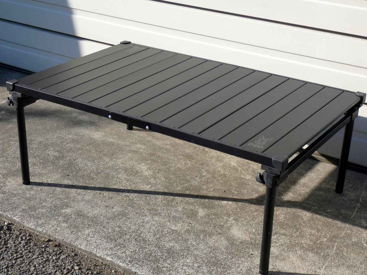 DOD『ナニゲニーテーブル』はしっかり物が載るのにコンパクト！何気に