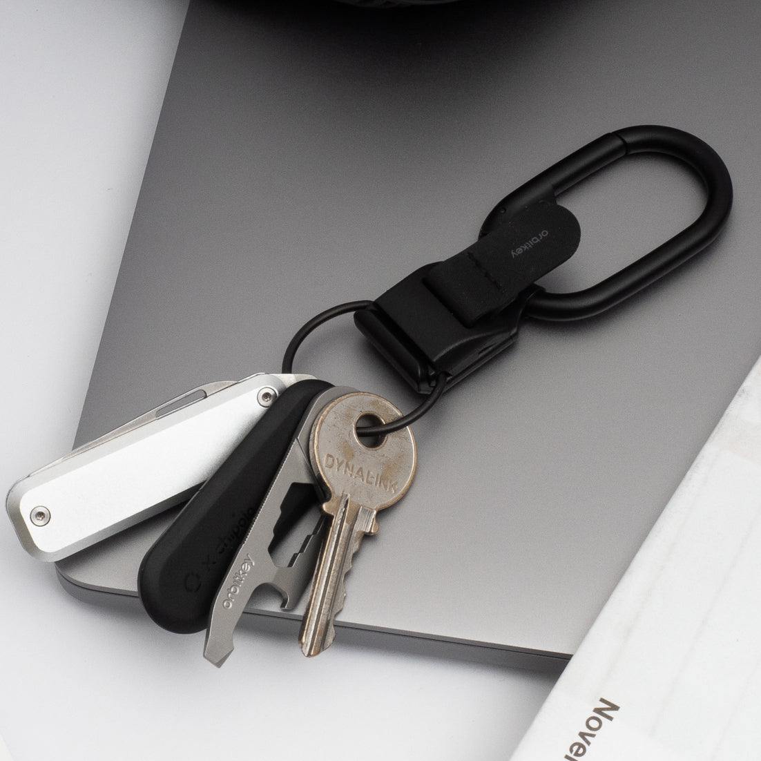 スマートに脱着。マグネット式カラビナキーホルダー – HATCH