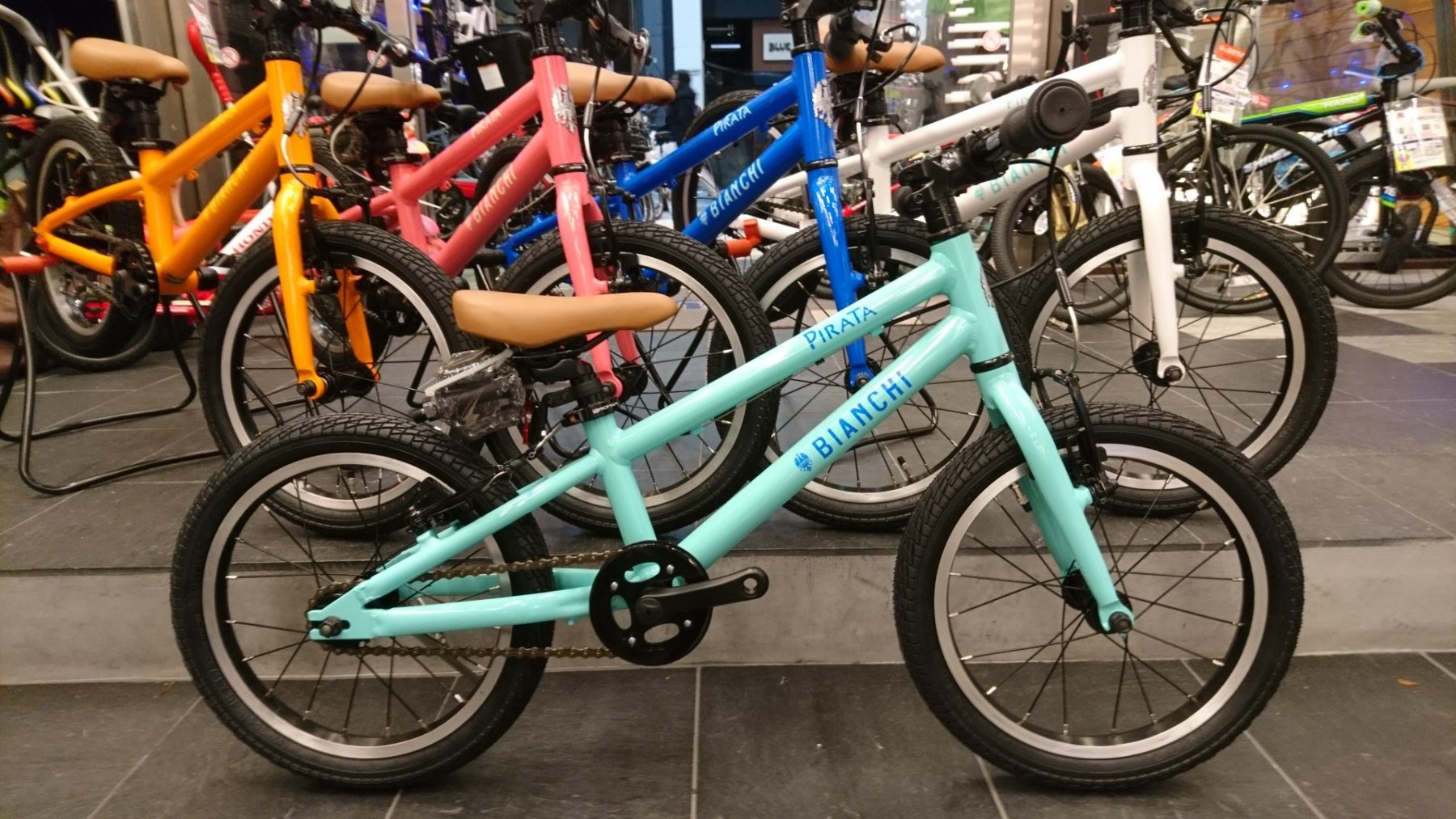 Bianchiよりオシャレなキッズサイクル「PIRATA」が登場｜バイク