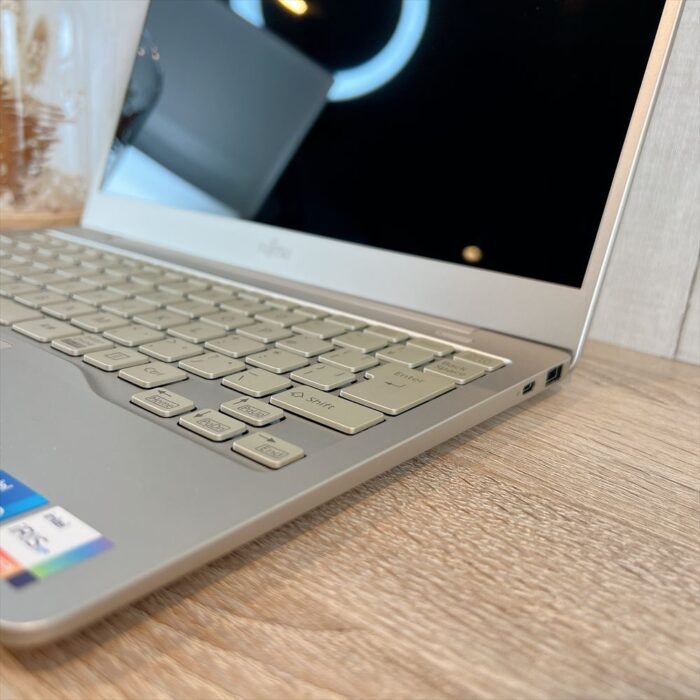 Fujitsu LIFEBOOK CH75/F3 / 2021年11月製 / Core i5-1135G7 / メモリ