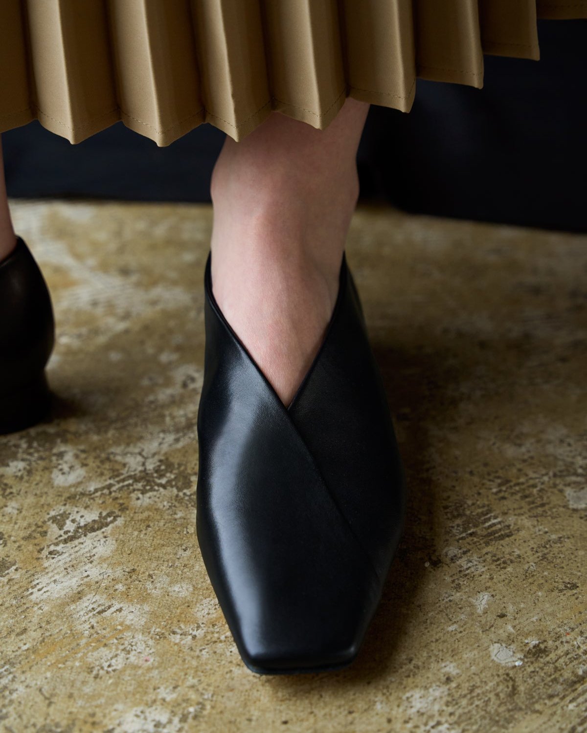 Sophia black スクエアトゥ フラットシューズ 撥水レザー ブラック