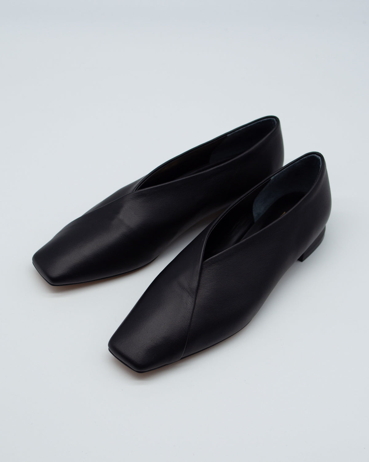 Sophia black スクエアトゥ フラットシューズ 撥水レザー ブラック