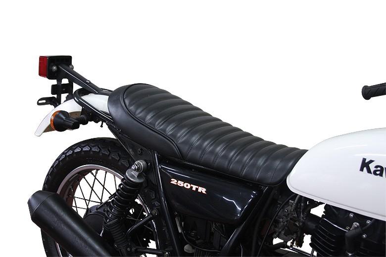 250TR クラシックフラットシート ブラック/タックロール | オートバイ
