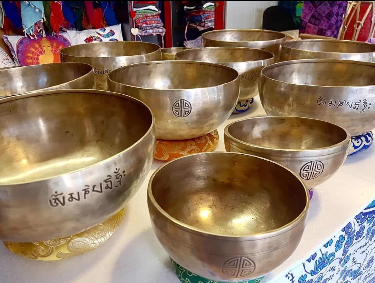 サンタ・ラトナ・シャキャによる満月シンギングボウルを探訪