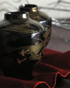 名匠、“呉籐友乗”の繊細優美な作品 『小吸物椀 波に蝶鳥蒔絵』 | 漆器