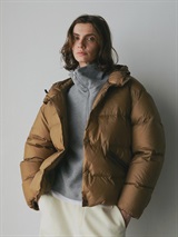 REMI RELIEF別注カラーショートダウン | Outer | HER. Online Store