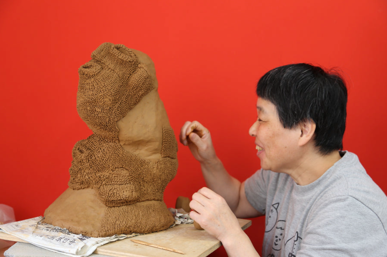 今日も鎌江一美は、粘土で愛する「まさとさん」を作り続ける。「聴く