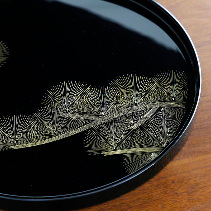 丸盆 尺 黒 松ヶ枝沈金〈大藤漆器店〉 – ハーベスト